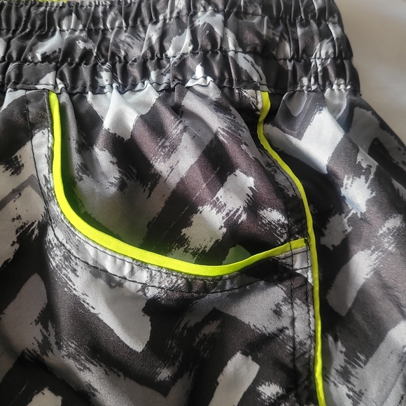 Umbro Ladies Running Shorts  Size M - Picture 5 of 5